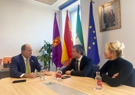 Nicolás Ruiz, Julio Millán y María Espejo, durante la reunión entre Universidad y Ayuntamiento de Jaén.