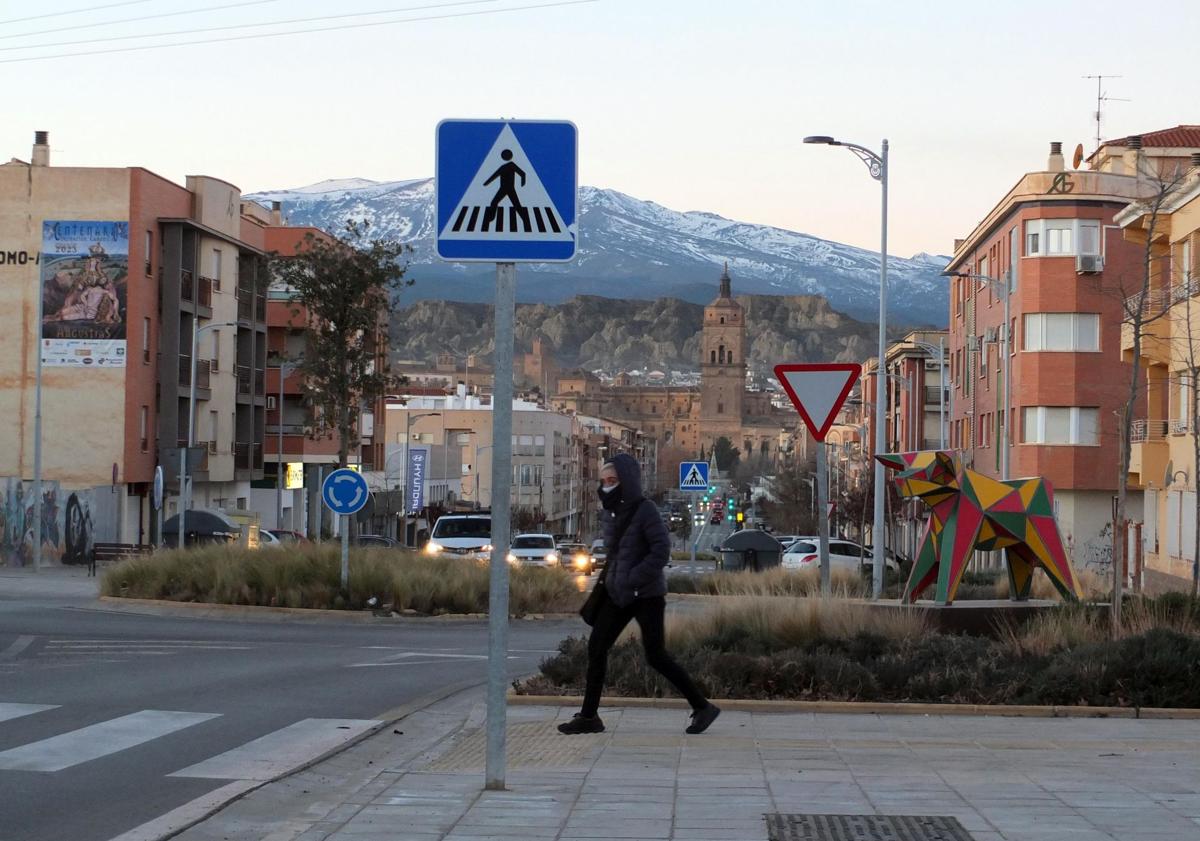 Imagen principal - Trabajadores de Guadix a primera hora de la mañana.