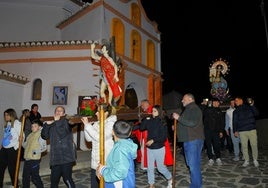 Las imágenes de San Sebastián y la Virgen de la Aurora son trasladadas en procesión desde su ermita hasta la parroquia de Órgiva.