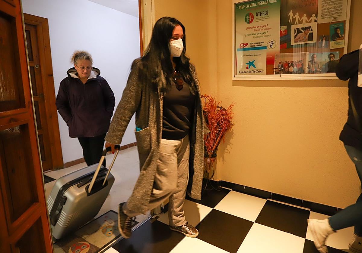 Imagen principal - La psicóloga de la asociación, María Segundo, atiende a los familiares que llegan al piso.