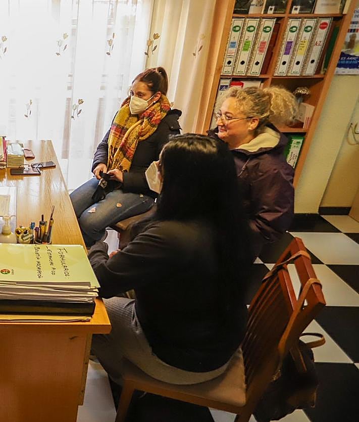 Imagen secundaria 2 - La psicóloga de la asociación, María Segundo, atiende a los familiares que llegan al piso.