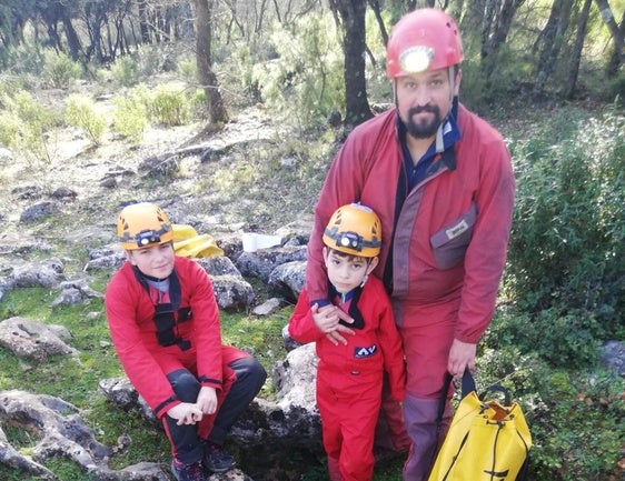 Toni Pérez junto a sus hijos antes de entrar en una cavidad