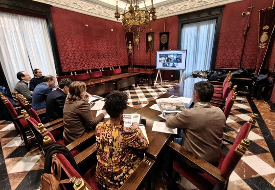 El equipo municipal, encabezado por el edil de Urbanismo, participa en la reunión desde el salón de comisiones.