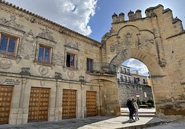 Turistas en la plaza del Pópulo de Baeza.