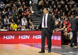 Pablo Pin da instrucciones a sus jugadores durante un partido en el Palacio.