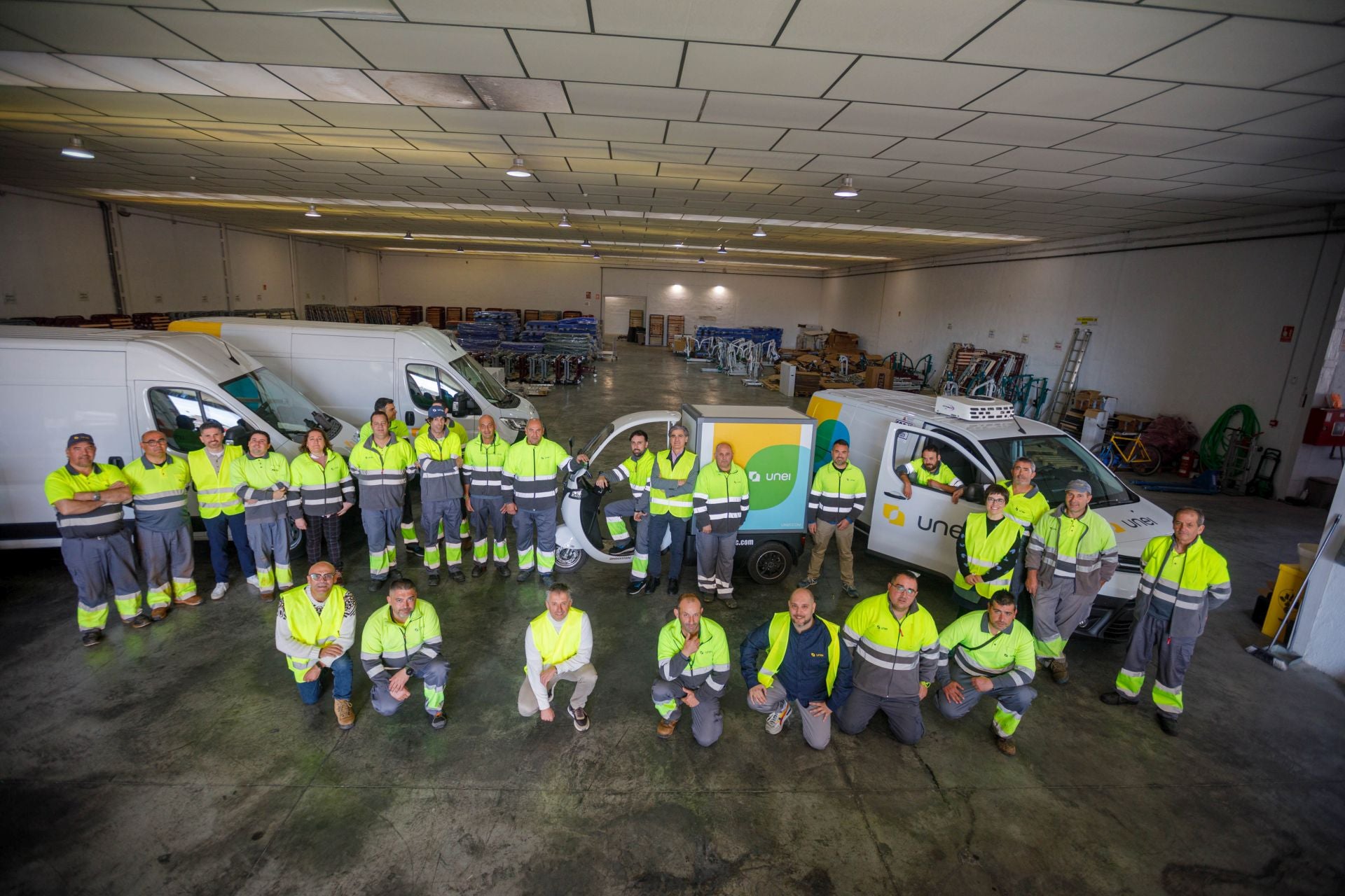 Imagen secundaria 1 - El equipo en la nueva nave de Asegra que Unei convertirá en su sede principal.
