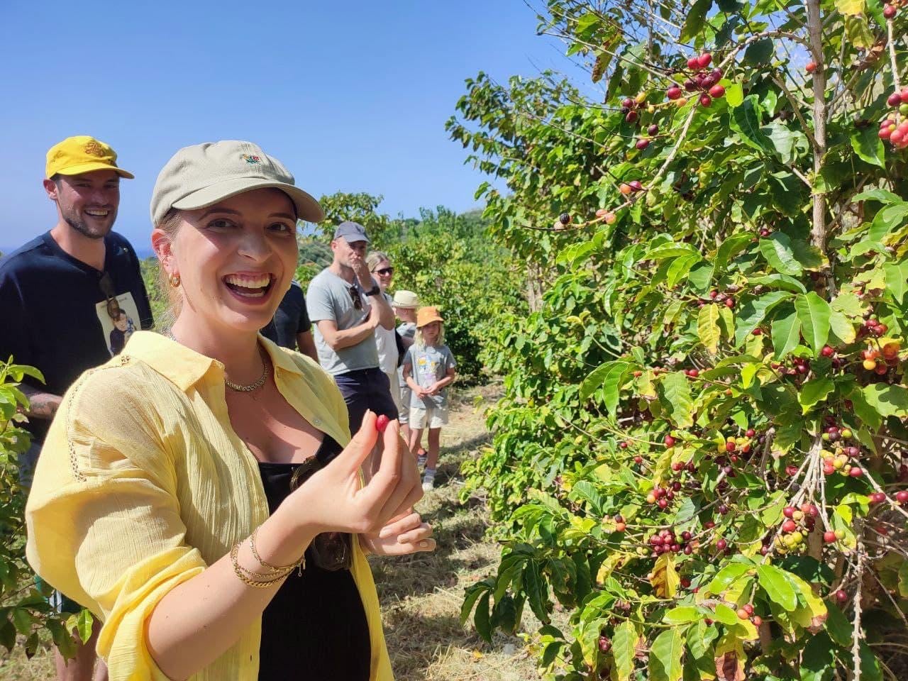 Una turista disfruta de una visita a una finca de café en La Herradura.