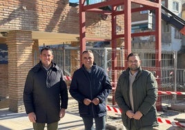 El alcalde de Alhendín, Francis Rodríguez, junto al concejal de Economía, Cristian Rodríguez, y el concejal de Urbanismo, Jorge Sánchez, visitan las obras