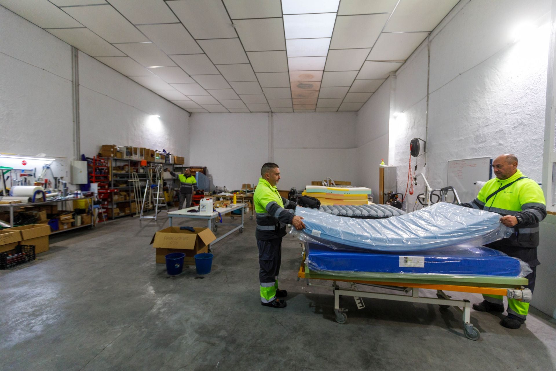 Imagen principal - El equipo en la nueva nave de Asegra que Unei convertirá en su sede principal.