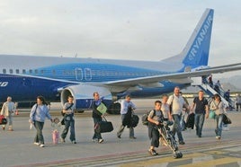 Pasajeros de un vuelo de Ryanair entre Liverpool y Granada llegando al aeropuerto García Lorac, en una imagen de 2005.