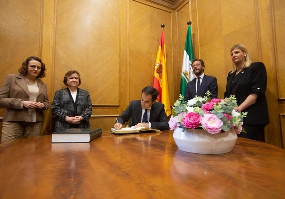 El consejero Nieto en una visita al Consejo Consultivo de Andalucía.