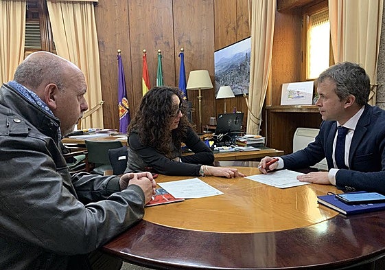 Imagen de la reunión entre Julio Millán, María Luisa Garzón y Antonio de la Casa