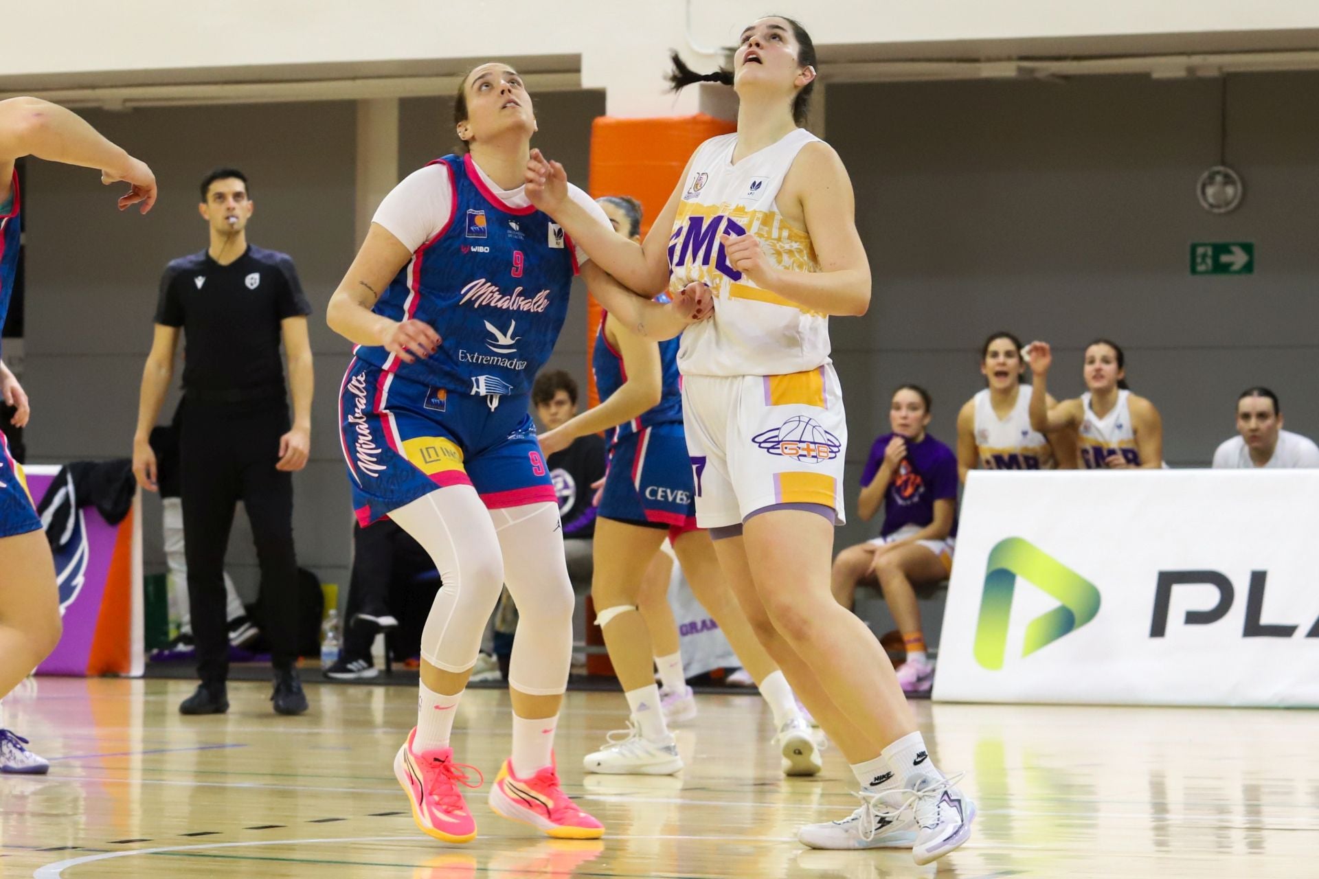 Espera ante el rebote en un partido del GmasB en Fuentenueva.