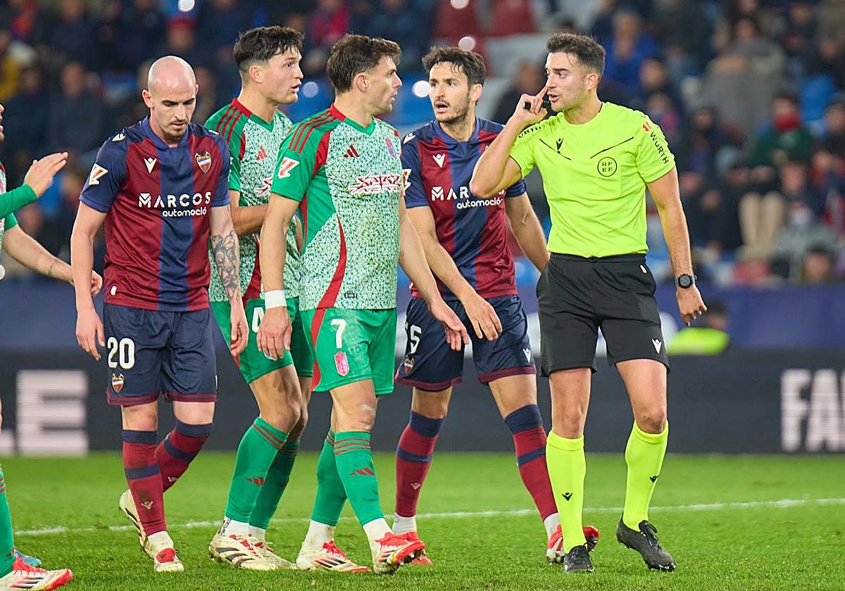 Miguel Rubio protesta la anulación del gol de Reinier.