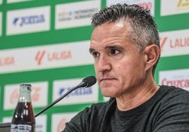 El entrenador Dani Ponz, en una rueda de prensa con el Eldense.