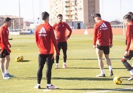 Lucas Boyé, con brazos en jarra, espera el arranque de un rondo en la sesión de trabajo.