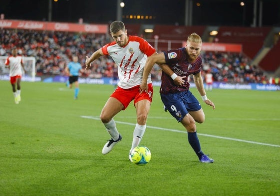 Babic y Gaich disputan un balón en el último duelo entre indálicos y oscenses.