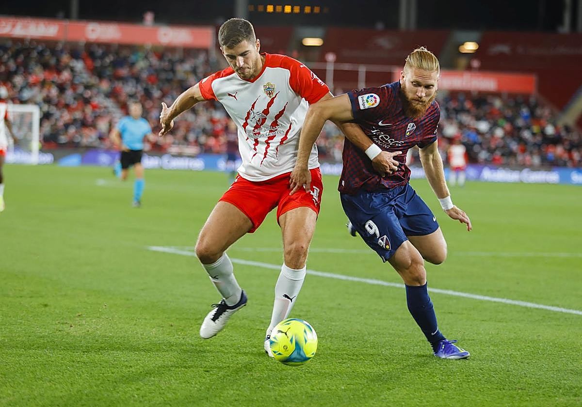 Babic y Gaich disputan un balón en el último duelo entre indálicos y oscenses.