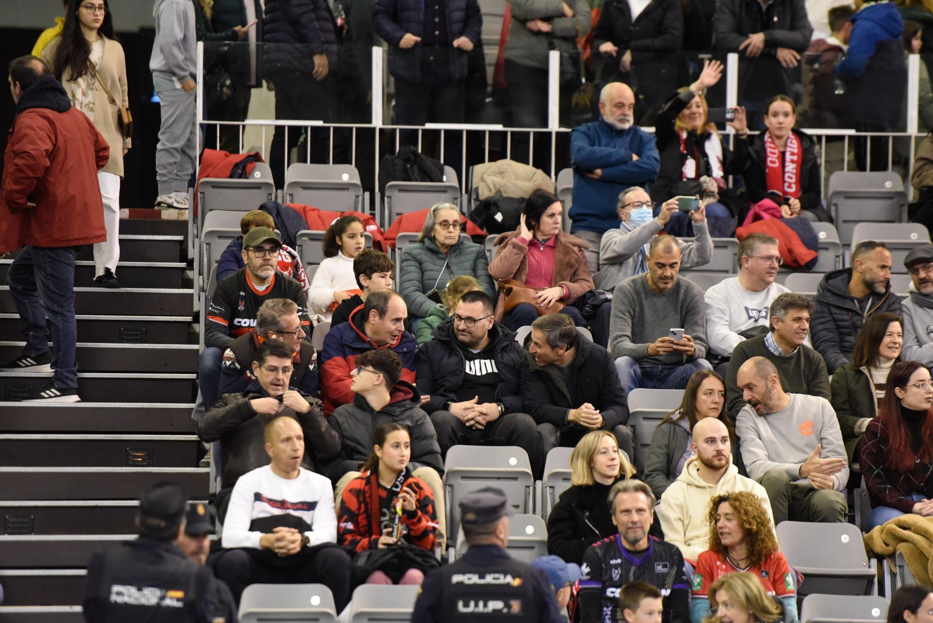 Encuéntrate en la grada del Palacio de Deportes en el Covirán-Zaragoza