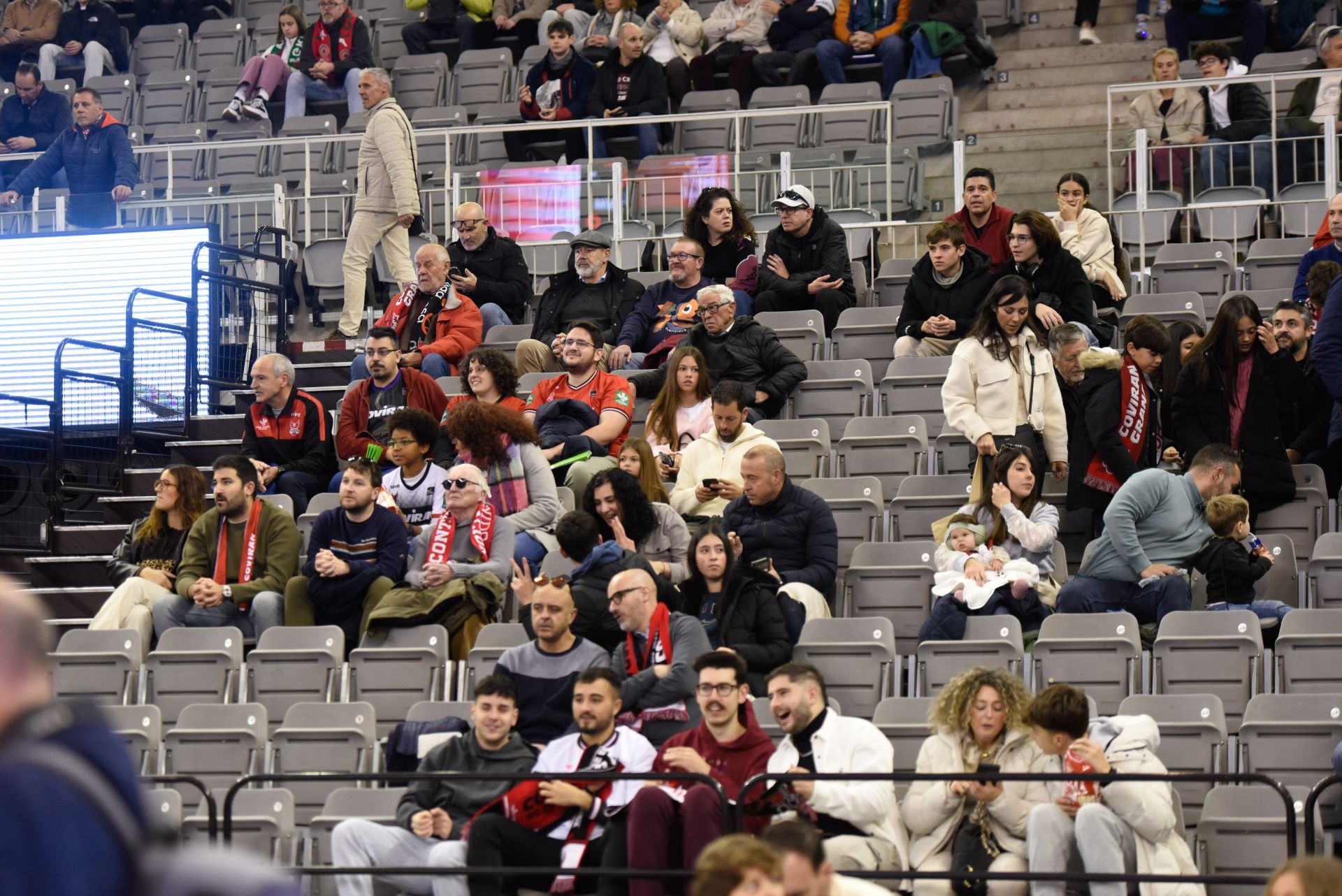 Encuéntrate en la grada del Palacio de Deportes en el Covirán-Zaragoza