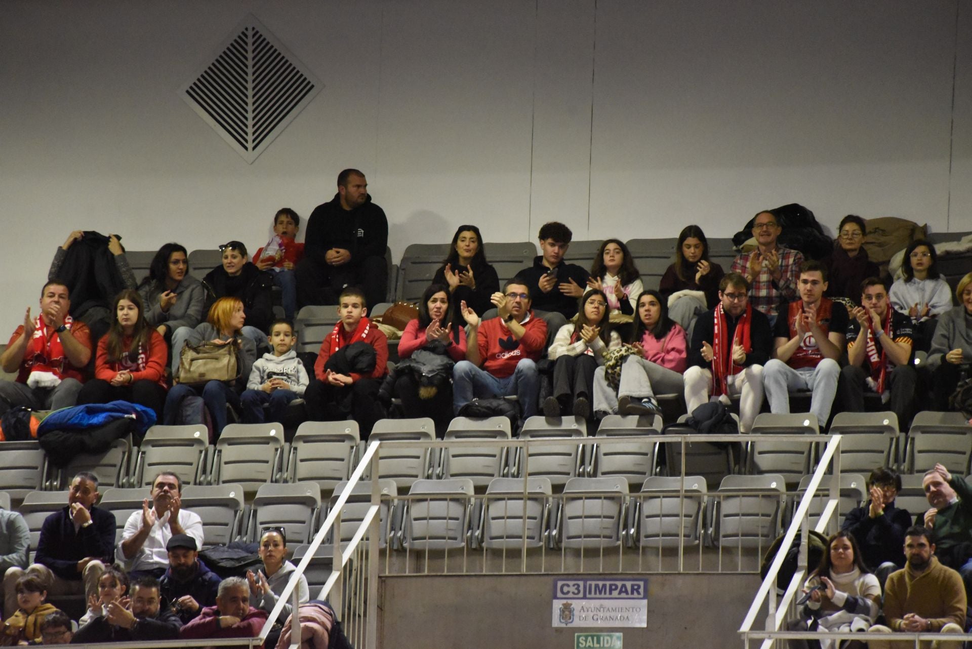 Encuéntrate en la grada del Palacio de Deportes en el Covirán-Zaragoza