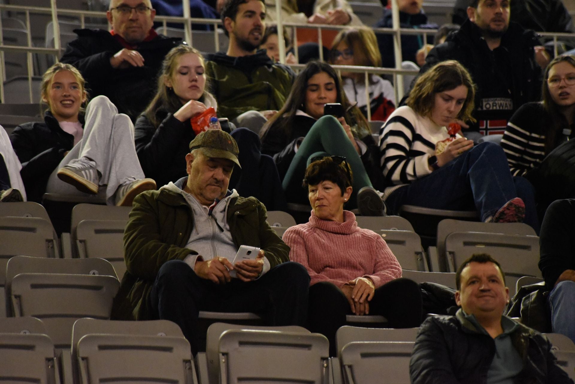 Encuéntrate en la grada del Palacio de Deportes en el Covirán-Zaragoza