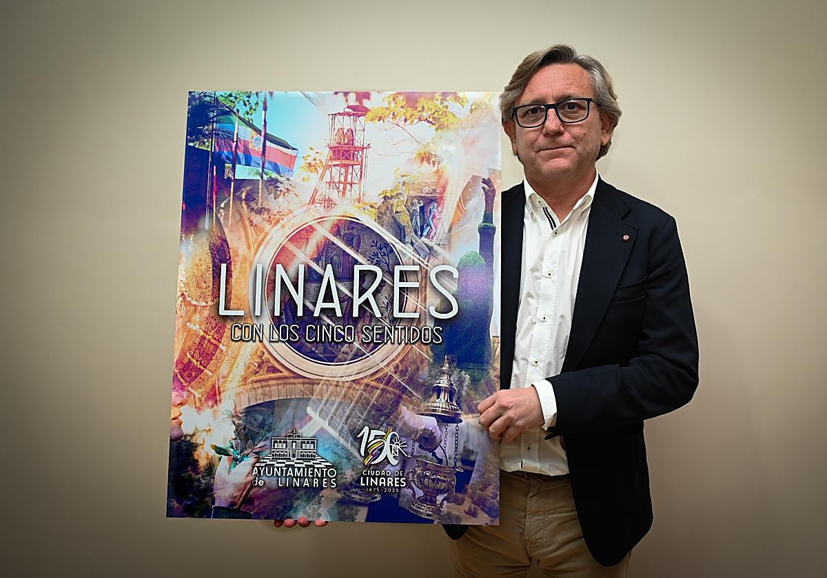 El concejal de Turismo, Enrique Mendoza, presentando el cartel de Linares para Fitur