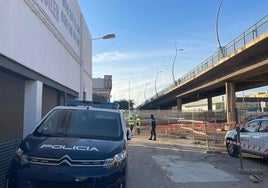 Vehículo de Policía Nacional durante el desalojo de la calle Ferrobús.