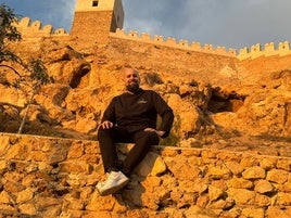 Ginés Peregrín posa frente a la Alcazaba de Almería.