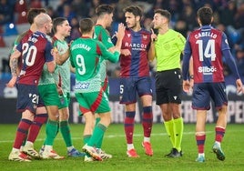 Miguel Rubio discute durante el partido en el Ciutat de Valencia.