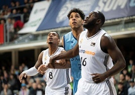 Felipe dos Anjos, del Morabanc Andorra, entre Usman Garuba (d) y Xavier Rathan-Mayes, del Real Madrid.