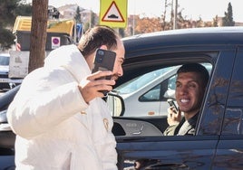 Myrto Uzuni se presta a una fotografía al salir el pasado sábado.