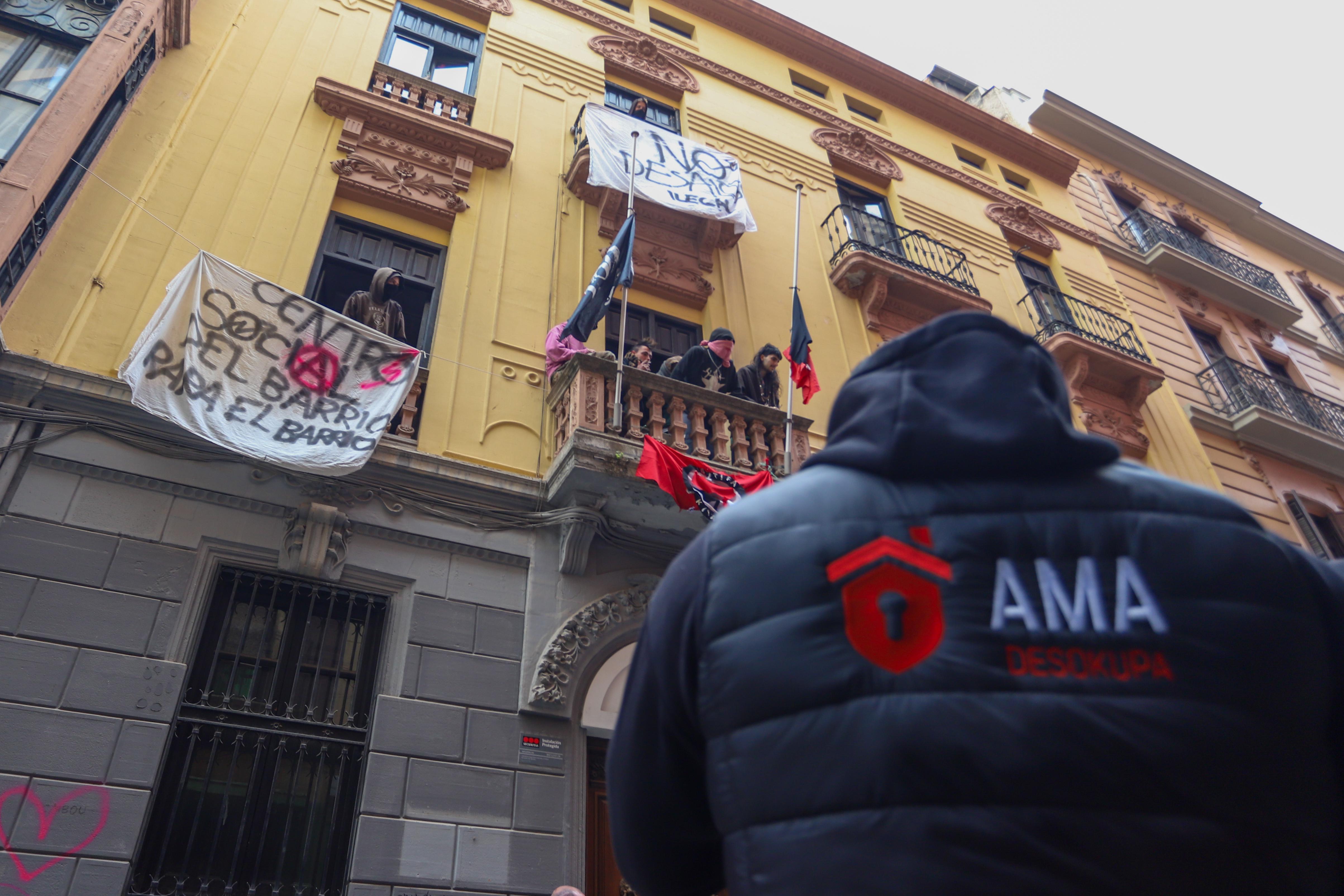 Las imágenes del edificio &#039;okupado&#039; en Granada