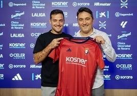 Arnaiz, junto a Braulio Vázquez, director deportivo de Osasuna, en su presentación.