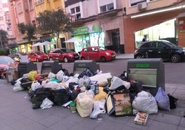 Basura acumulada en los contenedores soterrados junto a la plaza Santa Rita de la capital.