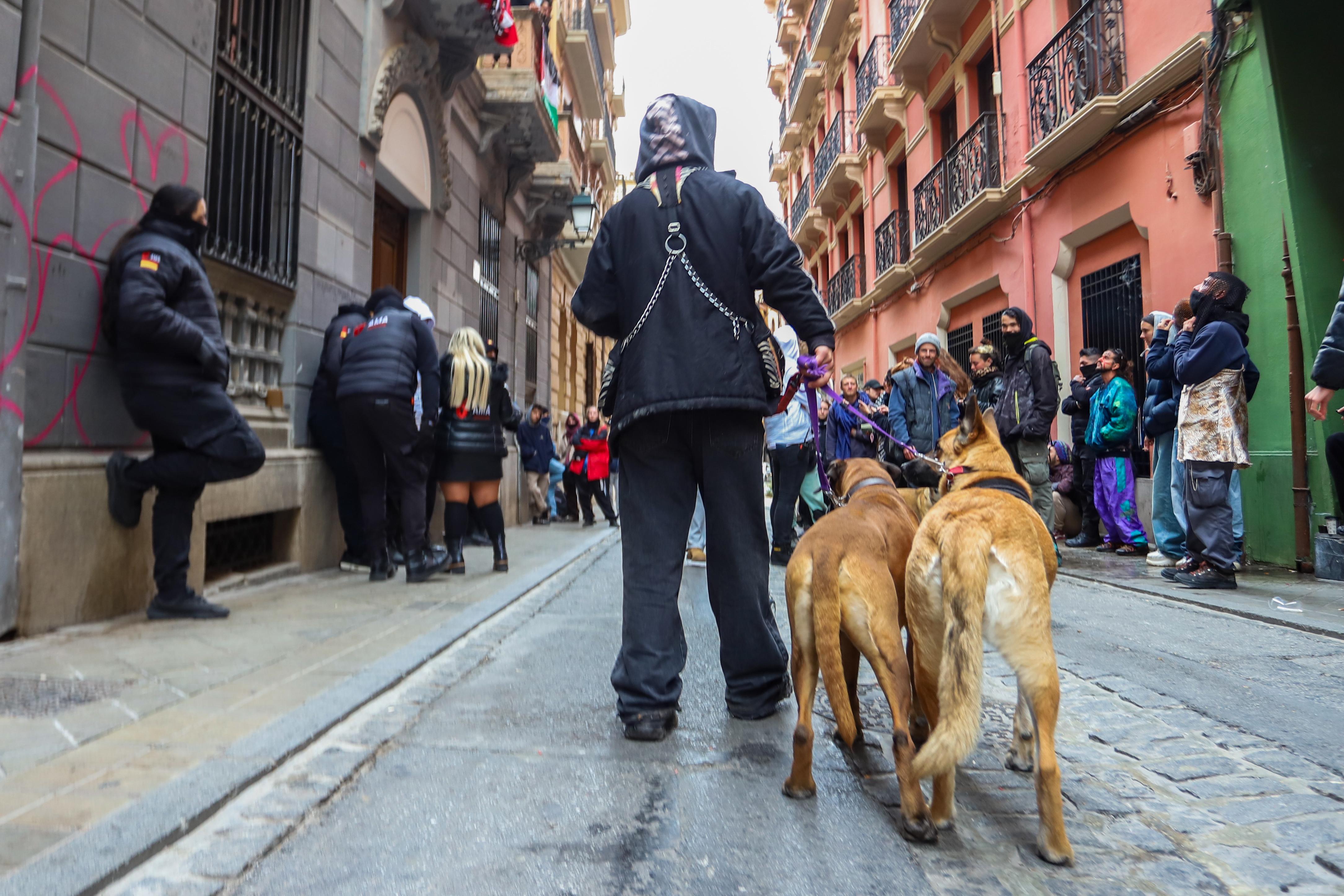 Las imágenes del edificio &#039;okupado&#039; en Granada