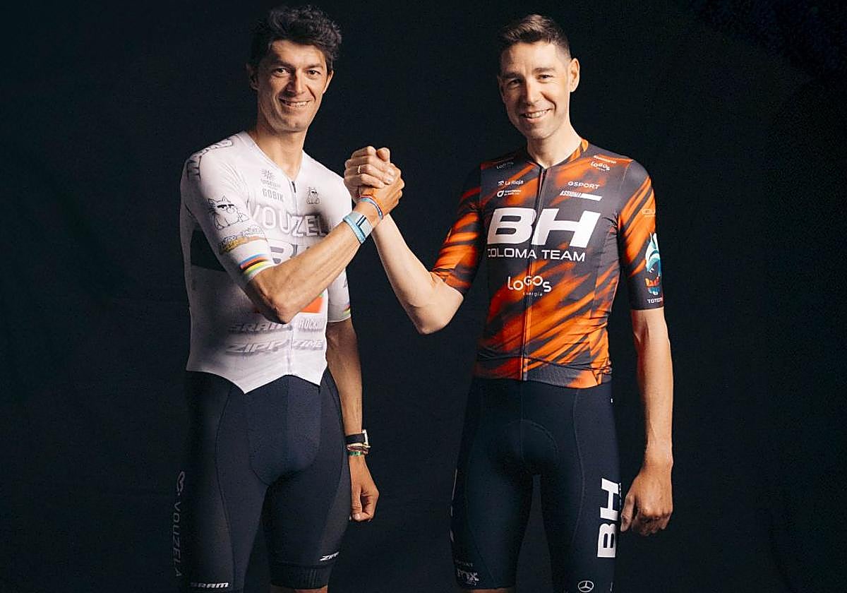 David Valero, a la derecha, junto a su compañero Tiago Ferreira en la Andalucía Bike Race.