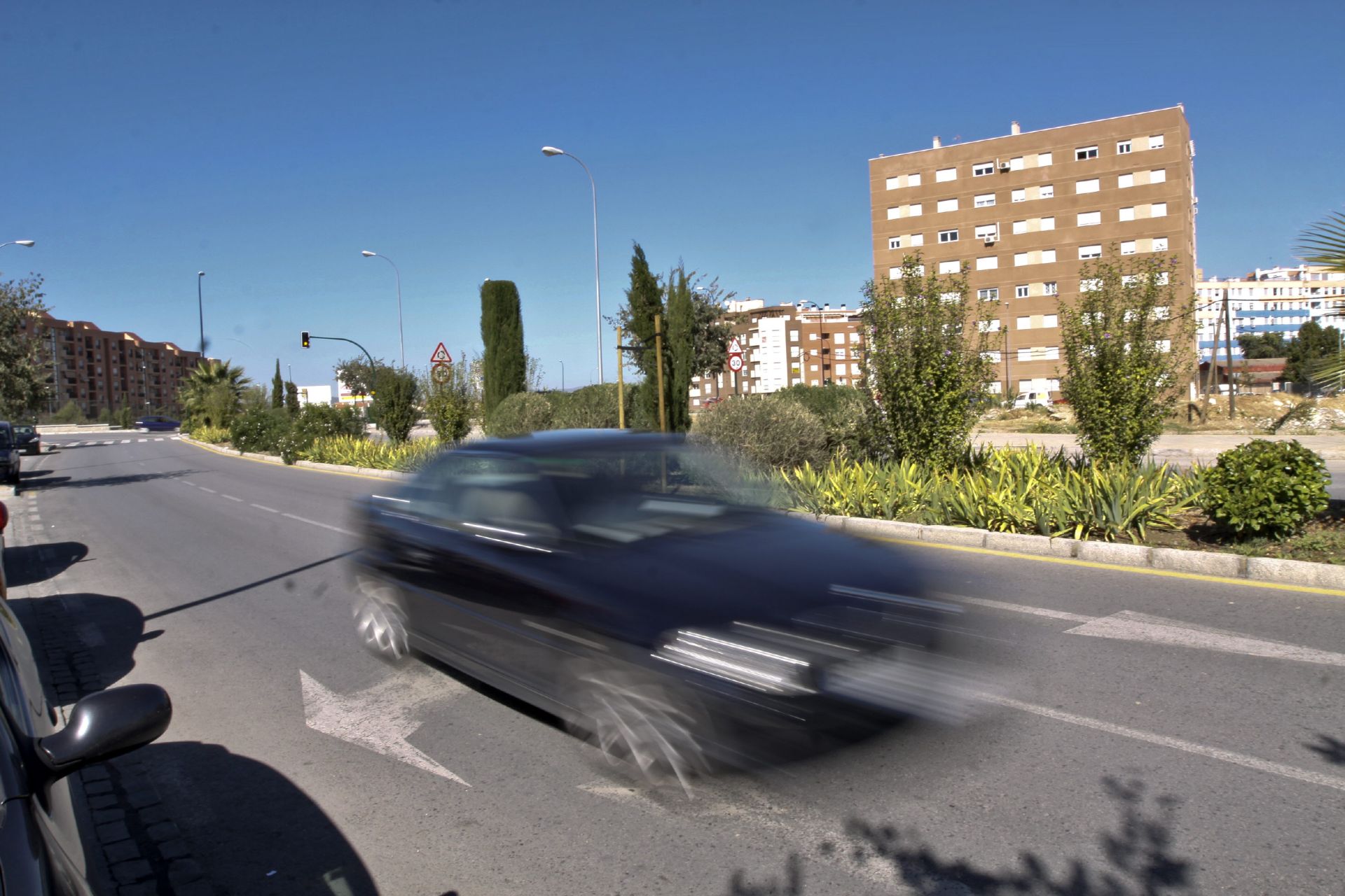 Un coche circula por una calle de la capital nazarí.