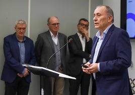 Teodoro Luque se dirige a los periodistas ante la mirada de Andrés Navarro,David Jiménez-Blanco y José Ramón Ferreira.