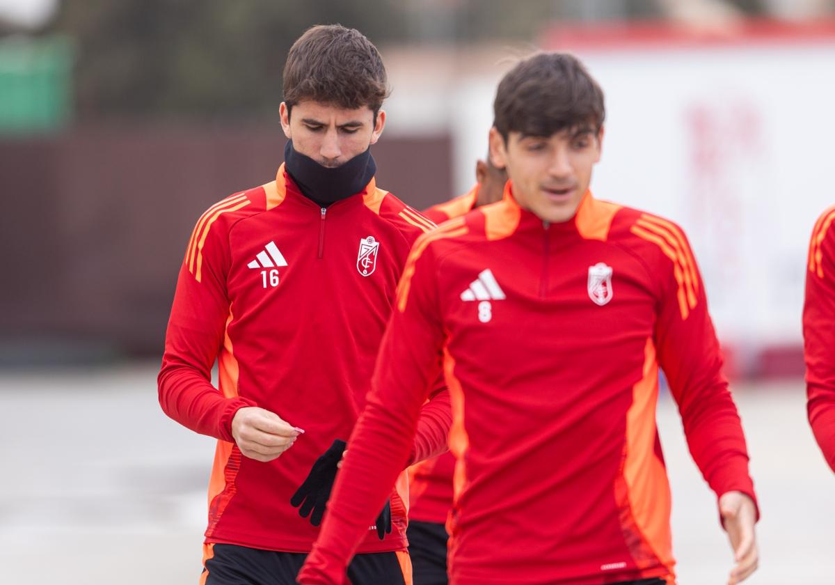 El defensa Manu Lama, con braga en pleno entrenamiento.