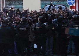 Actuació policial ayer en la calle Azacayas