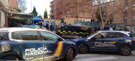 Varios coches de policía, en el lugar de los hechos.