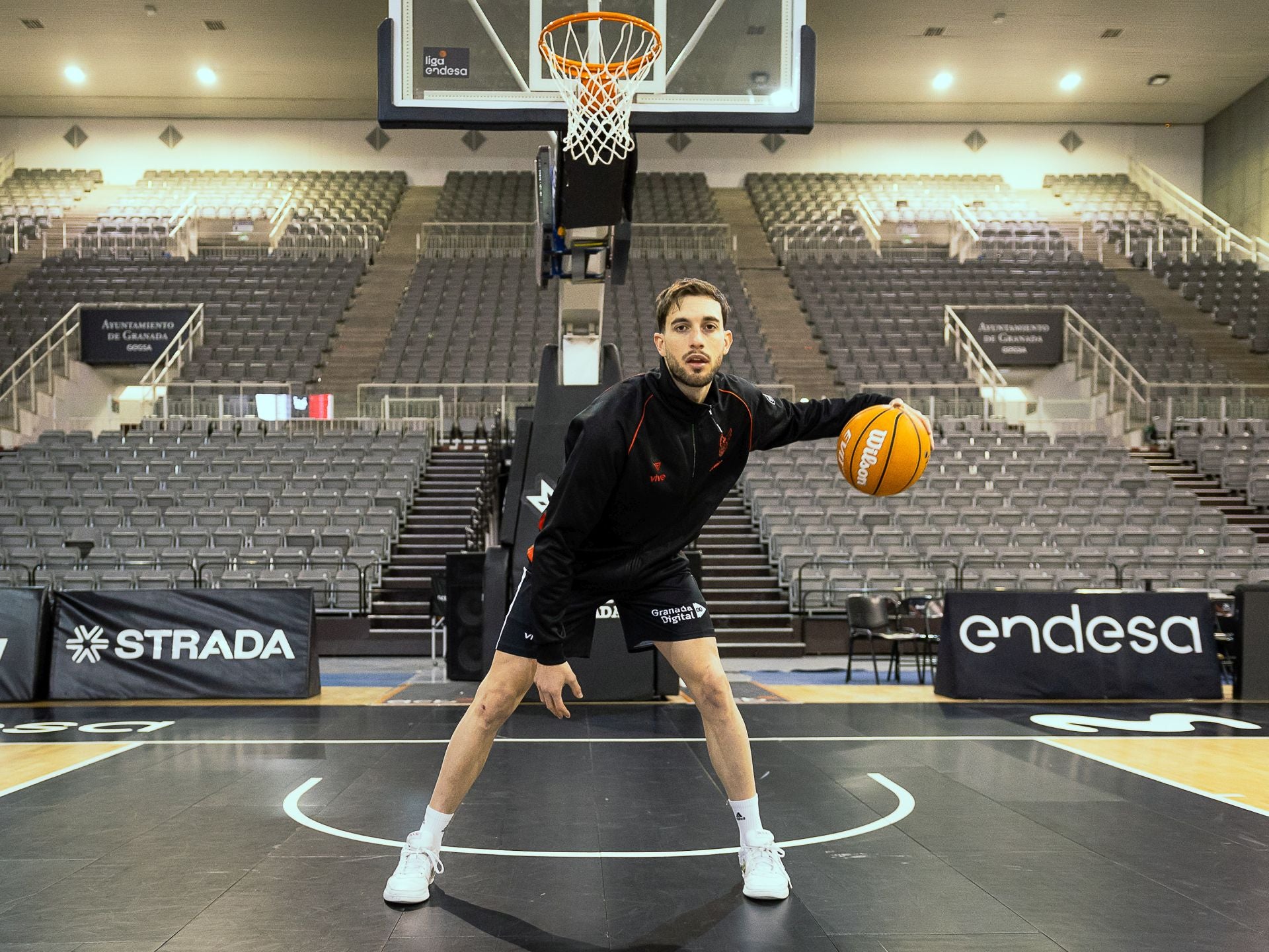 El base bota el balón en el Palacio de Deportes.