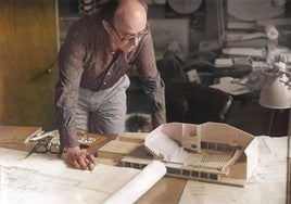 García de Paredes, junto a la maqueta del Centro Cultural Manuel de Falla.