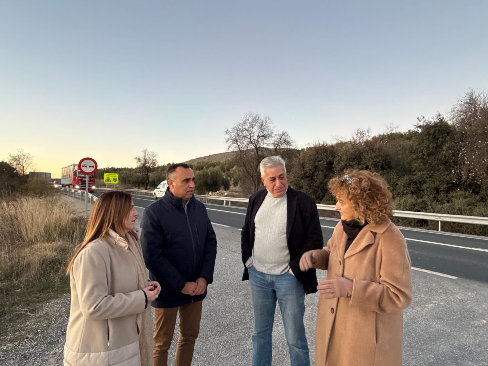 El presidente de la Diputación provincial acompañado por las diputadas Lourdes Ramírez y Rosa Fuentes y el presidente del PP de Íllora, José Manuel Muñoz, hace unos días en la visita al punto negro de la N-342.