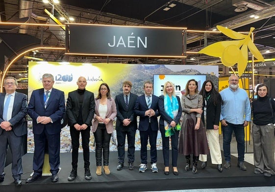 Delegación jienense en Fitur con el alcalde Julio Millán, a la cabeza, y África Colono y María Espejo entre los presentes.