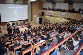 El Auditorio de la Universidad de Almería se llenó de participantes interesados en seguir las I Jornadas de Ciberseguridad.