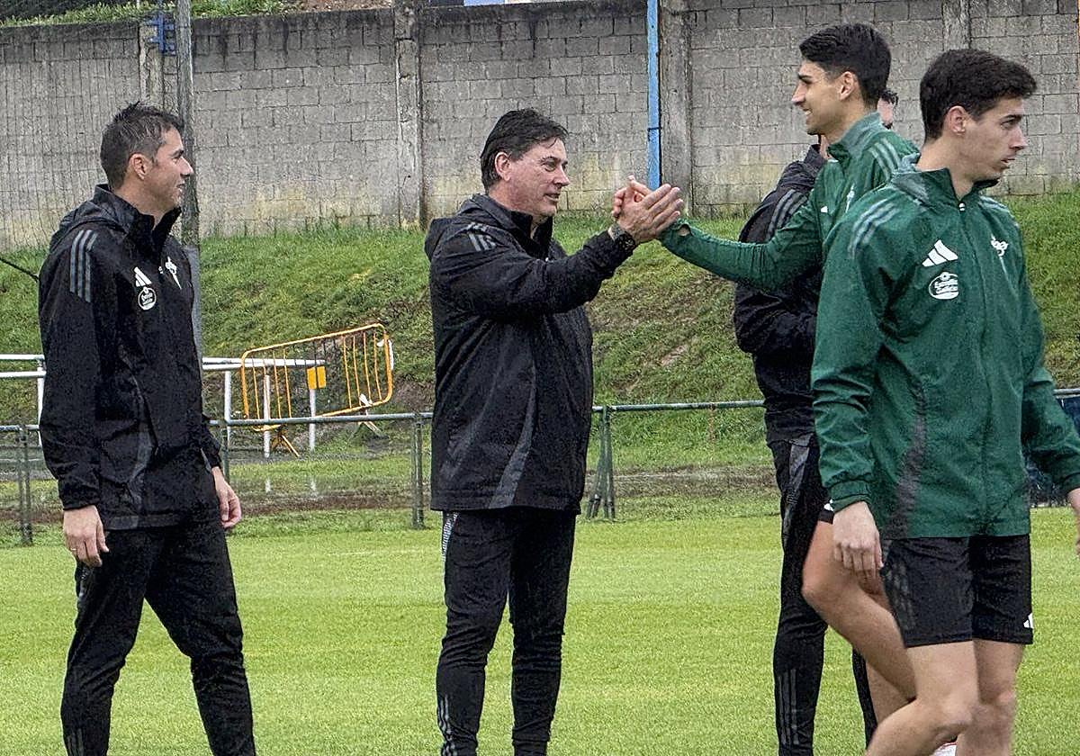 Alejandro Menéndez, en el centro, saluda a sus nuevos futbolistas este miércoles.