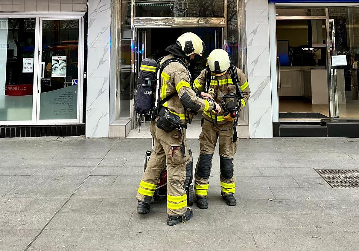 Bomberos de Granada que han actuado en el incendio de Camino de Ronda.