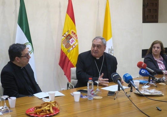 El arzobispo, José María Gil Tamayo, durante su intervención en el desayuo informativo de ayer.